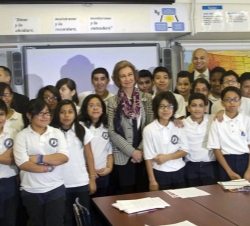 Fotografía de grupo de Su Majestad la Reina junto a un grupo de alumnos de la Middle School South Bronx (M.S. 223)